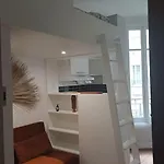 Au Pied Du Trocadero